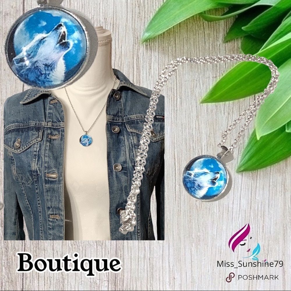 Boutique NEW - cabochon necklace howling wolf 🐺